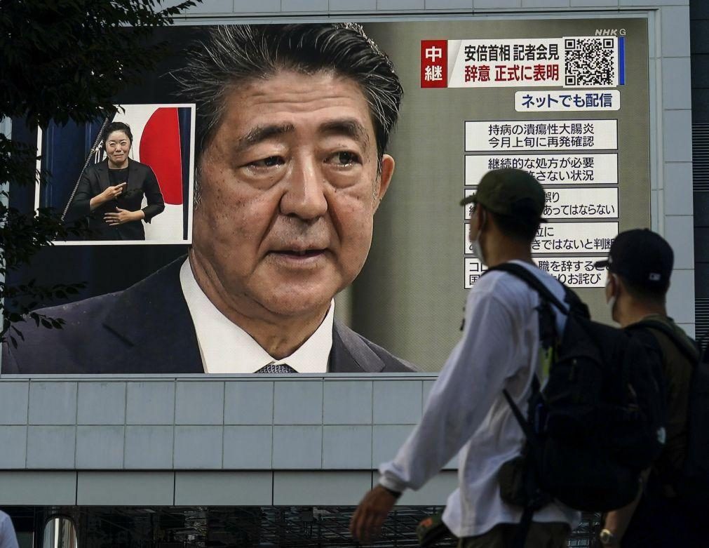 Ex-primeiro ministro japonês sem sinais de vida após ataque em comício