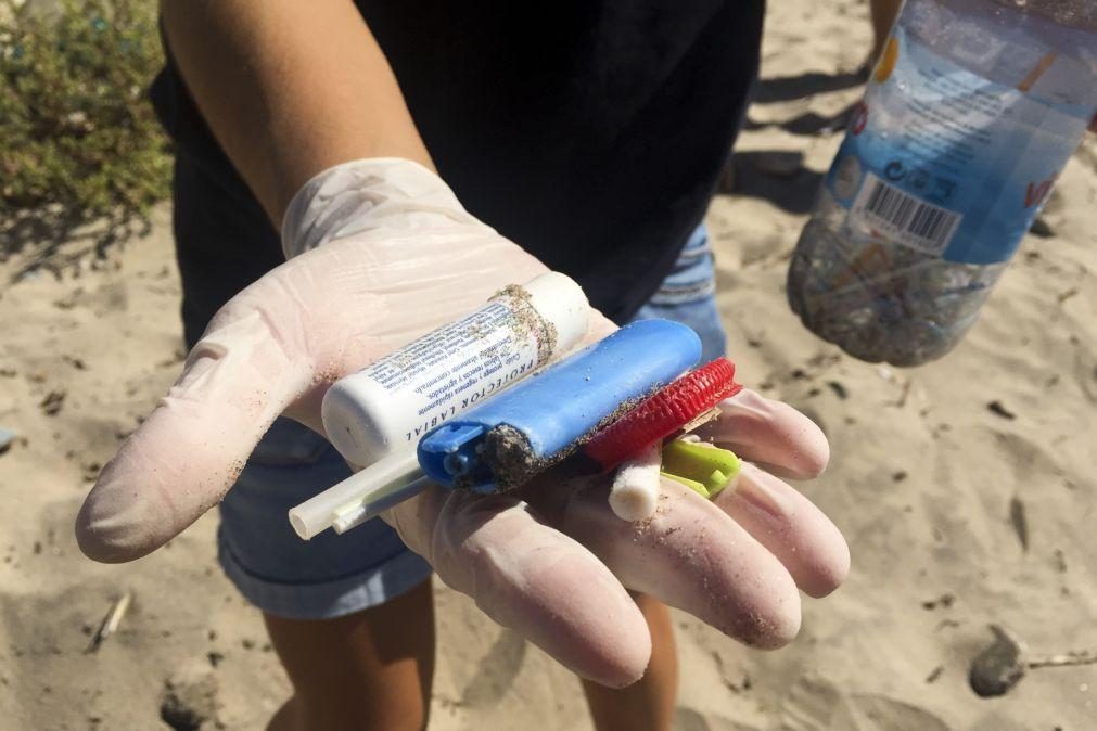 Projeto transforma plástico PET em sensores óticos para detetar poluentes na água
