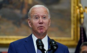 Biden assina ordem executiva para mitigar efeitos da ilegalização do aborto