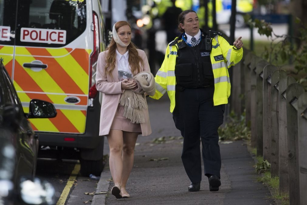Primeira-ministra solidária com feridos na explosão no metro de Londres