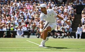 Djokovic triunfa em Wimbledon mas cai quatro lugares no 'ranking' ATP