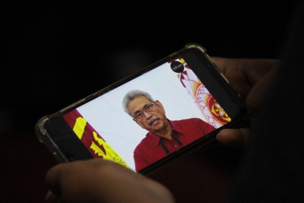 Presidente do Sri Lanka impedido no aeroporto de partir para exílio no estrangeiro