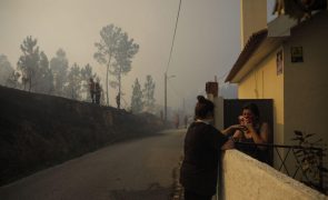 Fogo que começou em Ourém reacende-se em Alvaiázere e há casas perto das chamas