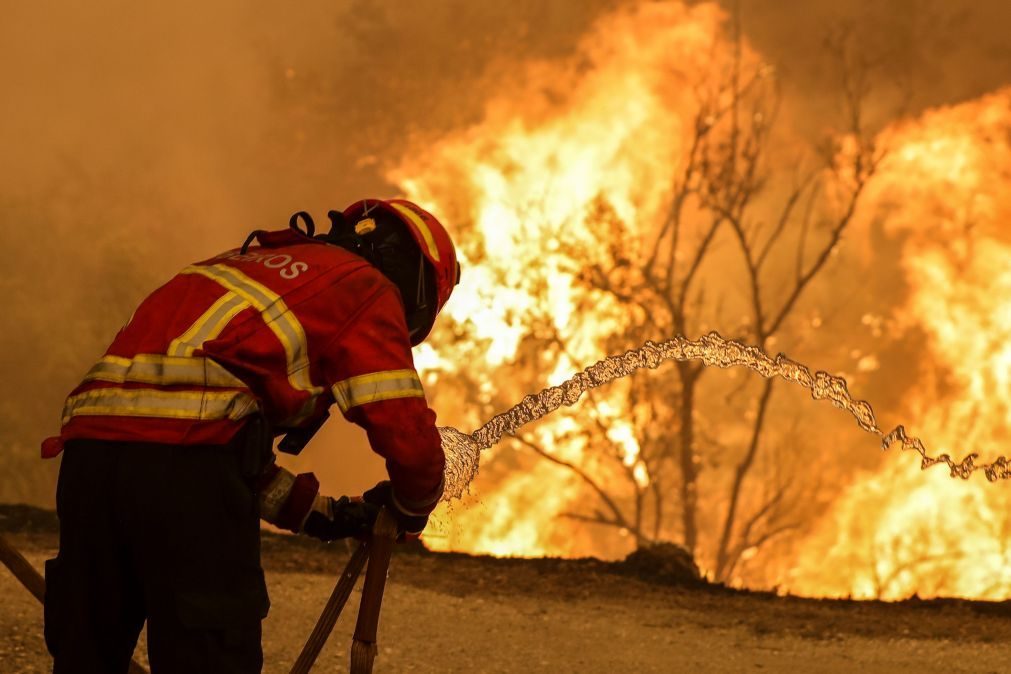 Mais de 2.600 operacionais combatiam 26 incêndios pelas 17:30