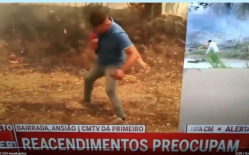 CMTV Repórter tenta apagar fogo com os pés em direto. Vídeo já se tornou viral