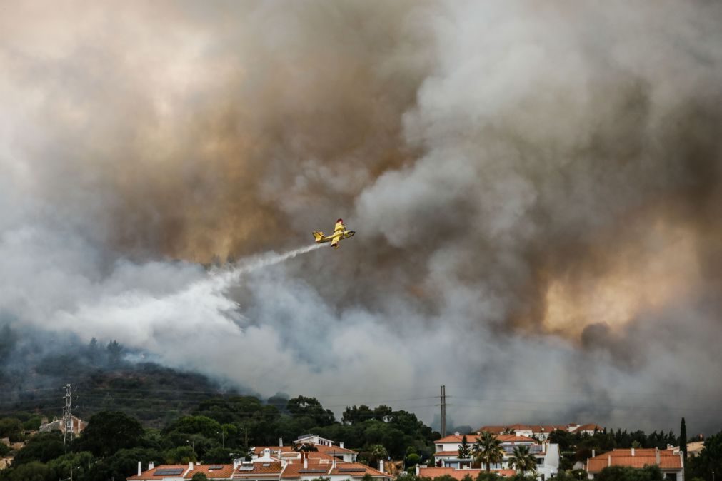 Catorze fogos significativos ativos, num total de 27, às 19:00