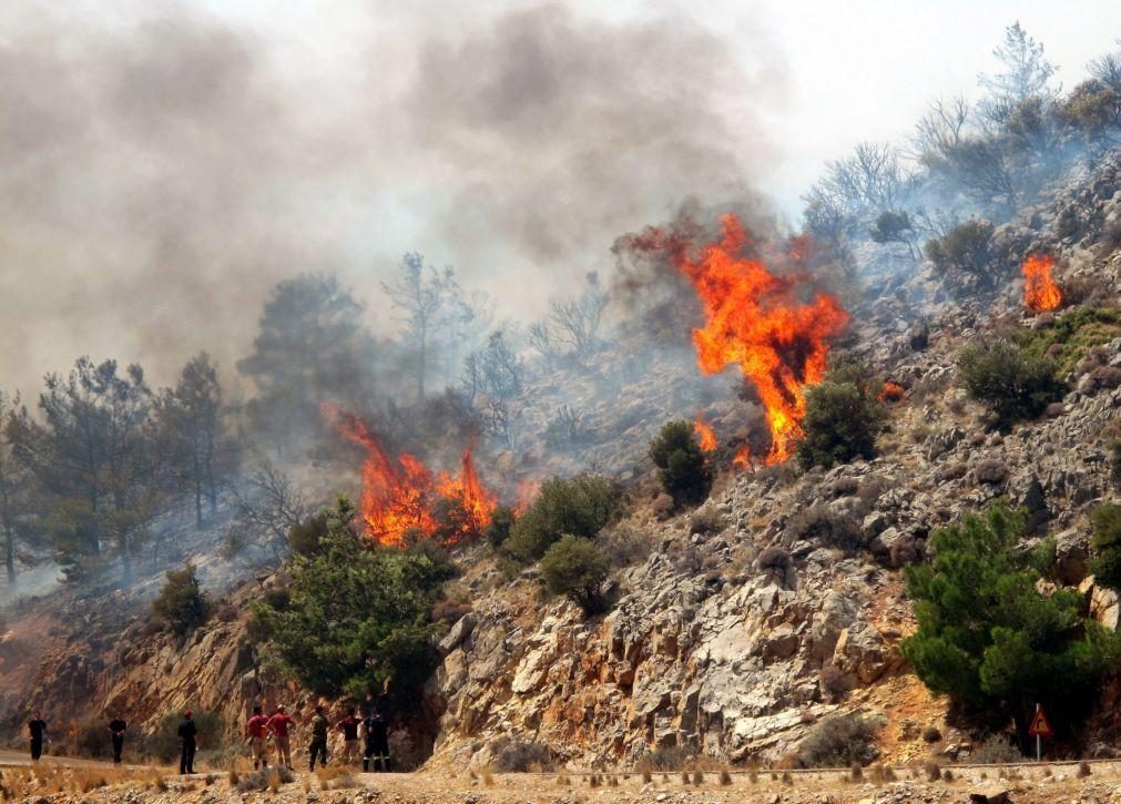 Dois feridos graves e um desaparecido após queda de helicóptero de combate a incêndios na Grécia