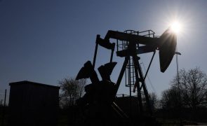 Petróleo Brent cai 2,4% para mínimo desde o início da guerra