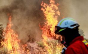 Incêndio no Lindoso obriga à retirada da população na aldeia de Froufe