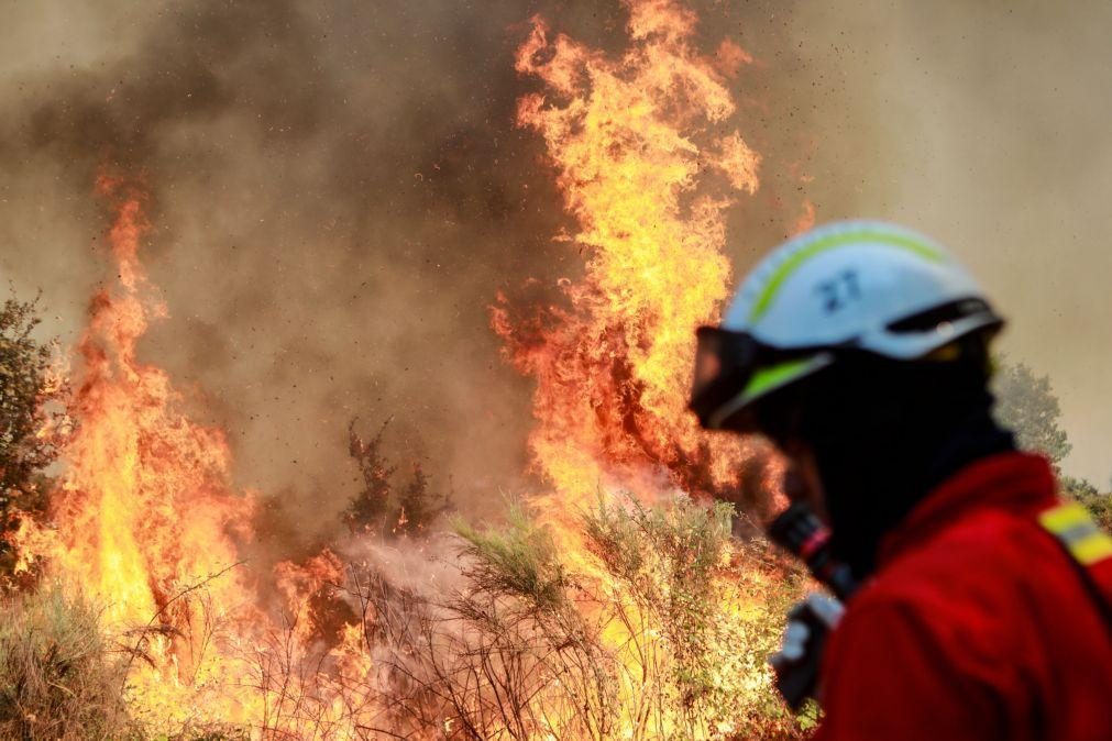 Incêndio no Lindoso obriga à retirada da população na aldeia de Froufe