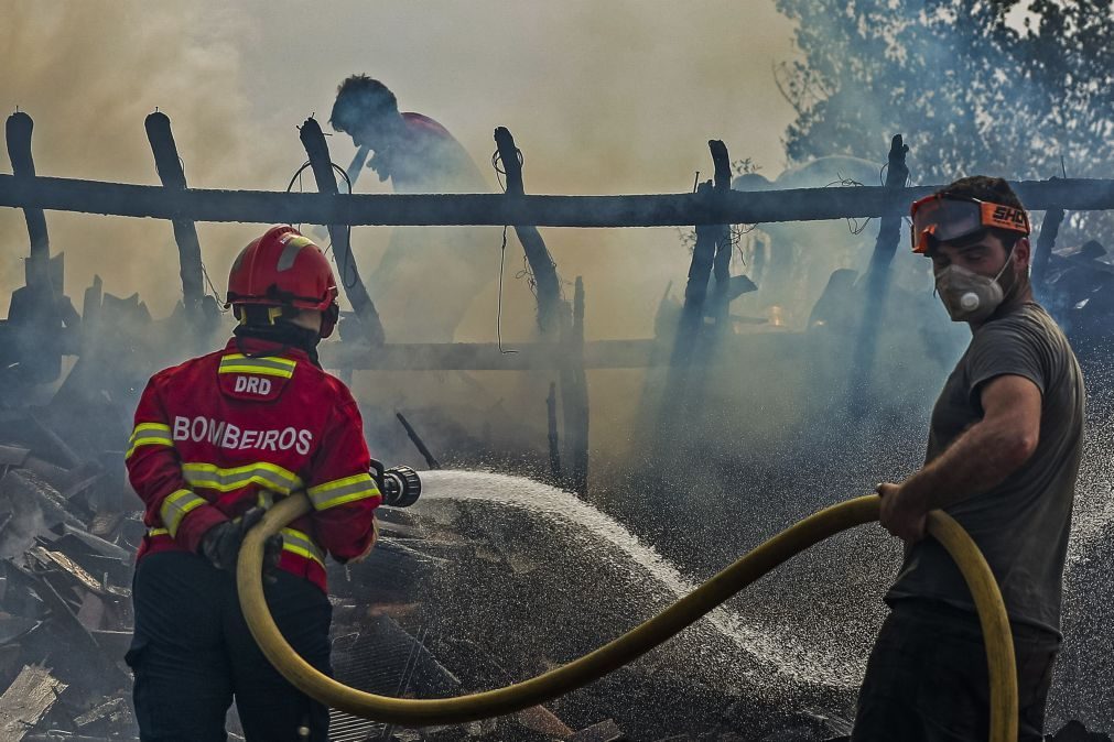 Mais de mil operacionais combatem 13 fogos ativos em todo o país