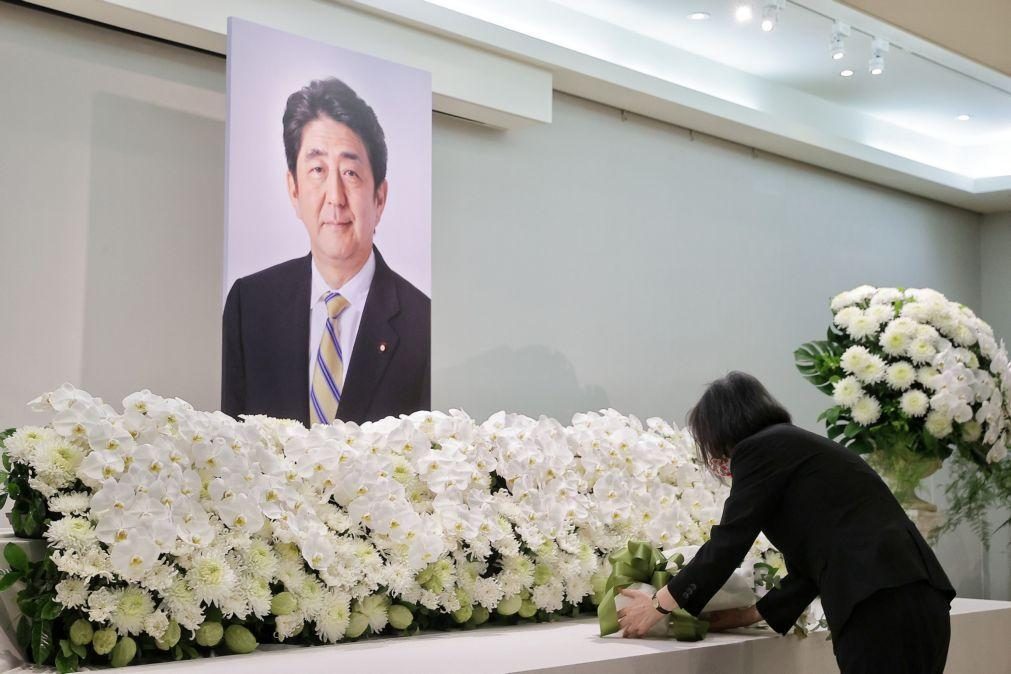 Polícia japonesa investiga falha de segurança na morte de Shinzo Abe