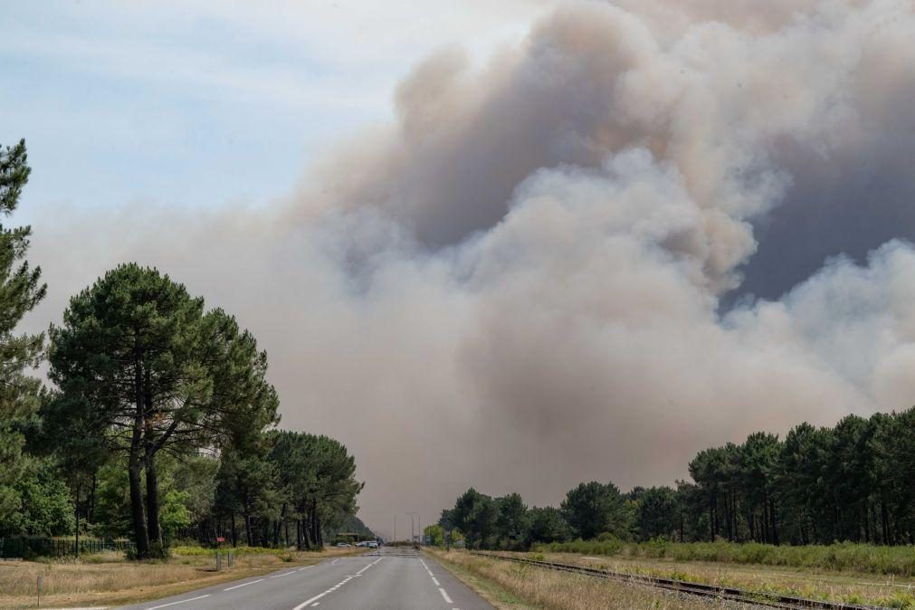 Pelo menos 12 mil pessoas retiradas e 9.150 hectares queimados em França