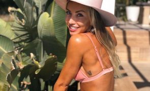Laura Figueiredo posa em topless e enlouquece fãs: 