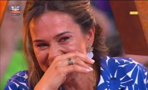 Cláudia Vieira surpreendida pelas filhas e pelo namorado e acaba em lágrimas