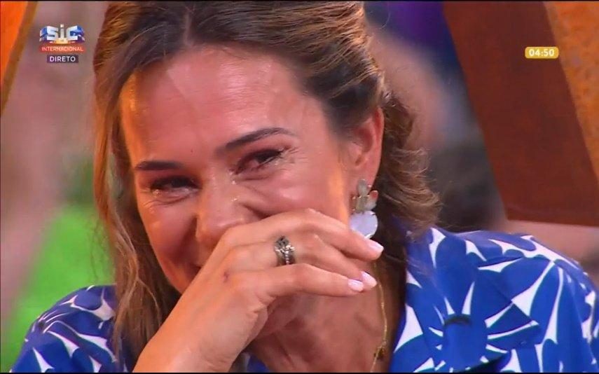 Cláudia Vieira surpreendida pelas filhas e pelo namorado e acaba em lágrimas