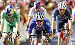 Philipsen bate Van Aert em duelo de belgas em etapa azarada para Vingegaard no Tour
