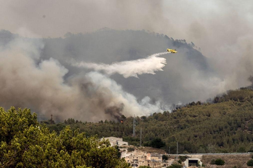 Cortes de estradas e evuacação de aldeias devido a fogos em Espanha