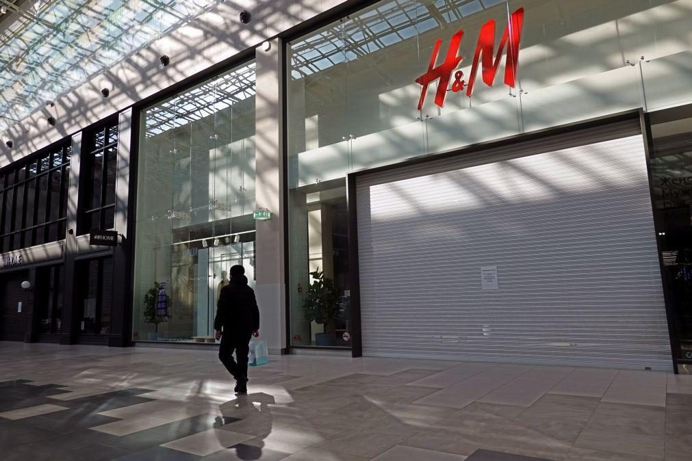 Grupo de vestuário H&M decide sair da Rússia