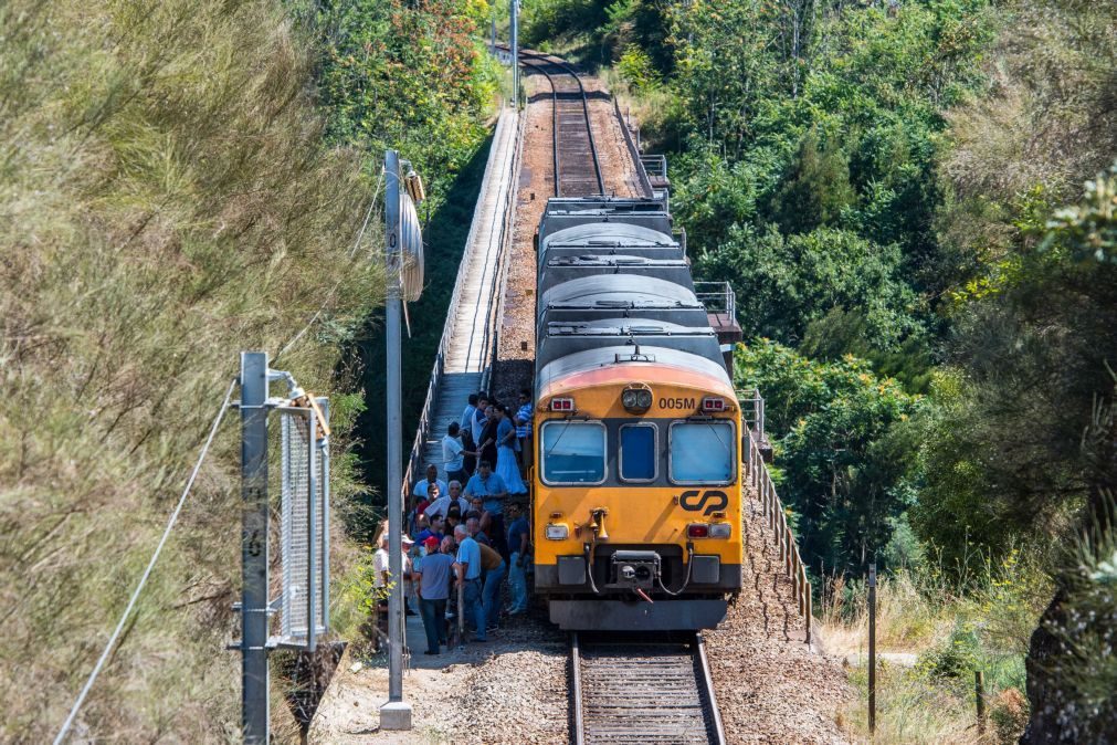 ÚLTIMA HORA: Descarrilamento de comboio interrompe Linha do Norte