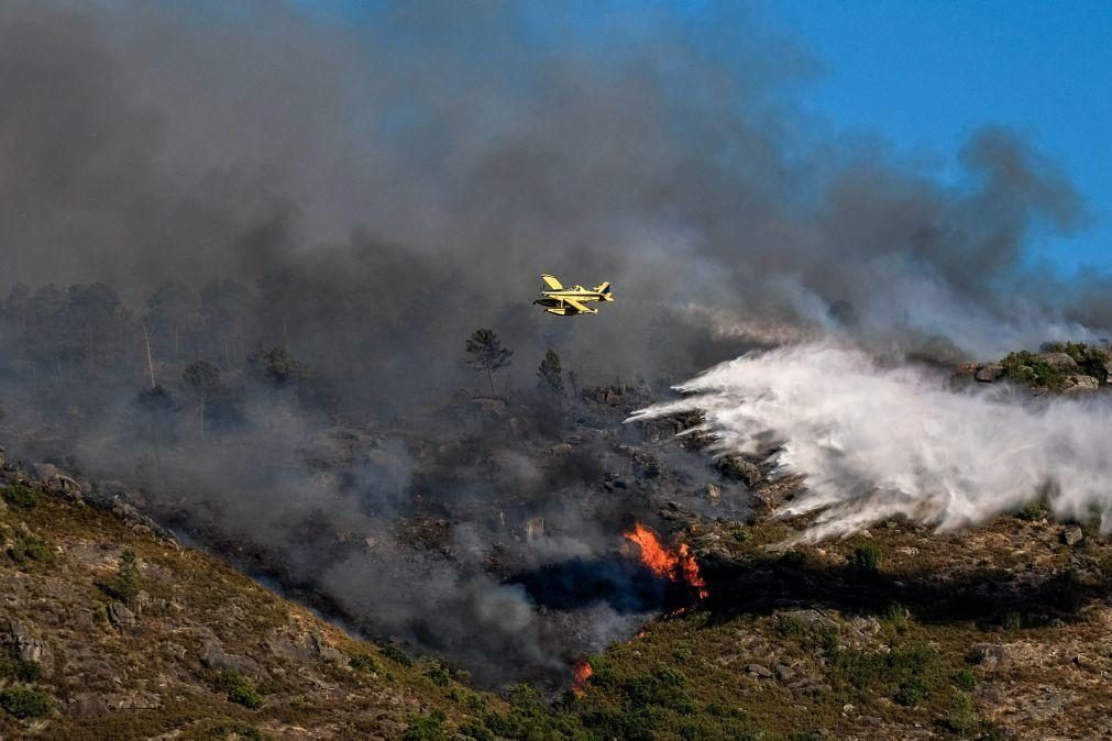 Mais de 630 operacionais e oito meios aéreos combatem chamas em Murça