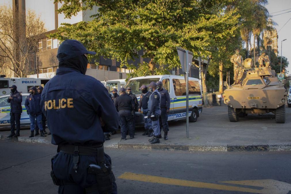 Covid-19: Treze polícias sul-africanos detidos por morte de detido durante o confinamento