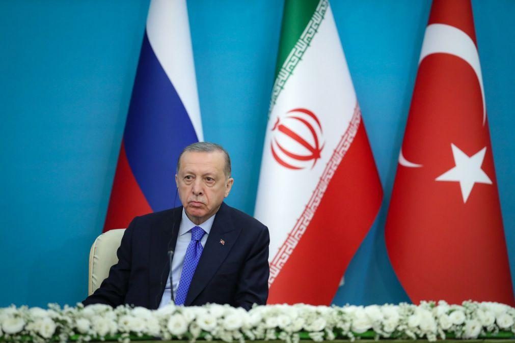 Turquia volta a ameaçar vetar entrada de Finlândia e Suécia na NATO