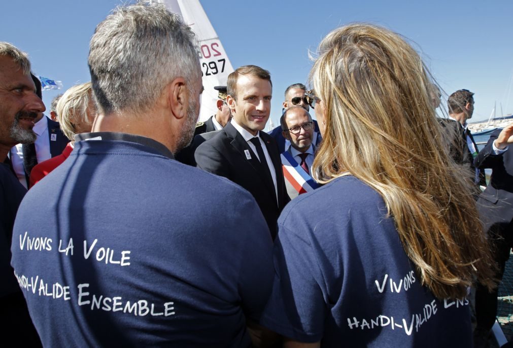 Macron promulga controversa reforma da lei do trabalho em cerimónia em direto na TV
