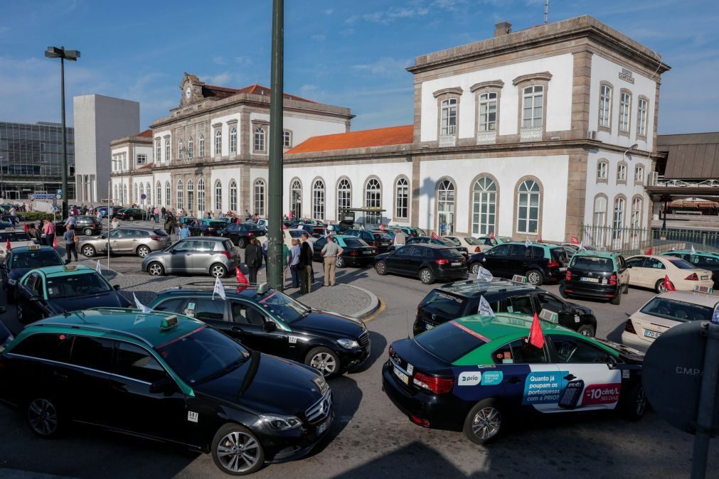 Taxistas em protesto no Porto acusam Governo de