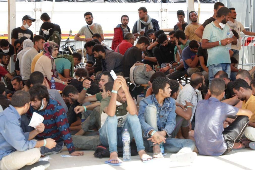 Mais de 1.500 migrantes chegaram à costa italiana desde sábado