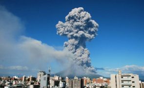 Vulcão Sakurajima no Japão entrou em erupção, pessoas aconselhadas a deixar as casas