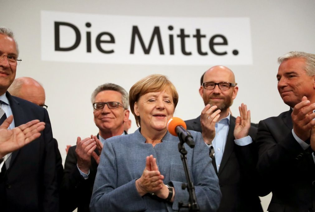 Eleições Alemanha: Merkel vence nacionalistas no parlamento