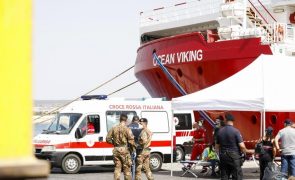 Navios com 700 migrantes resgatados no Mediterrâneo esperam desembarque