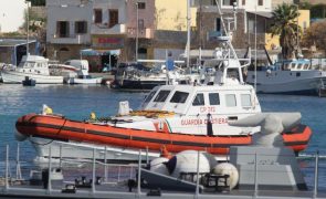 Migrantes encontrados em barco ao largo de Itália morreram de sede
