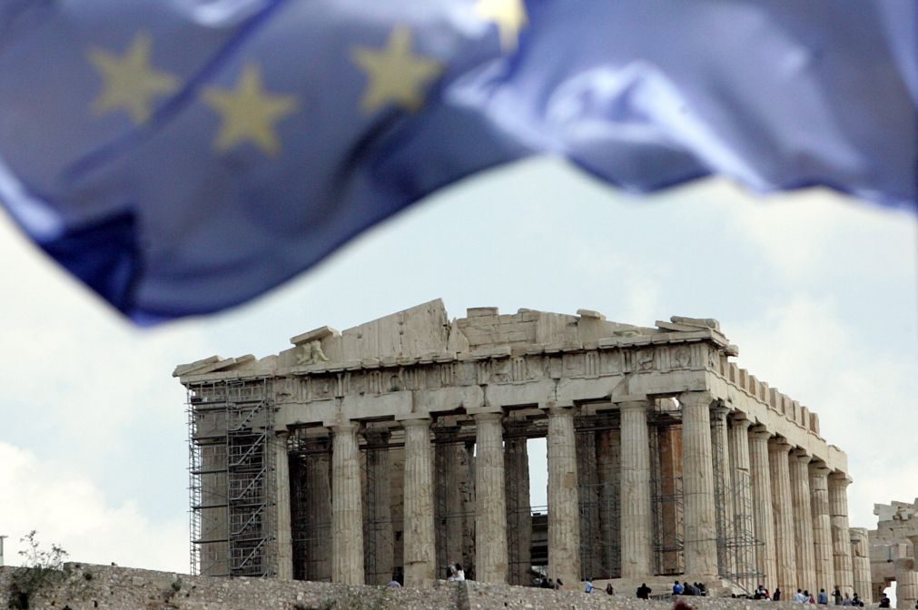 Conselho da UE encerra procedimento grego por défice excessivo