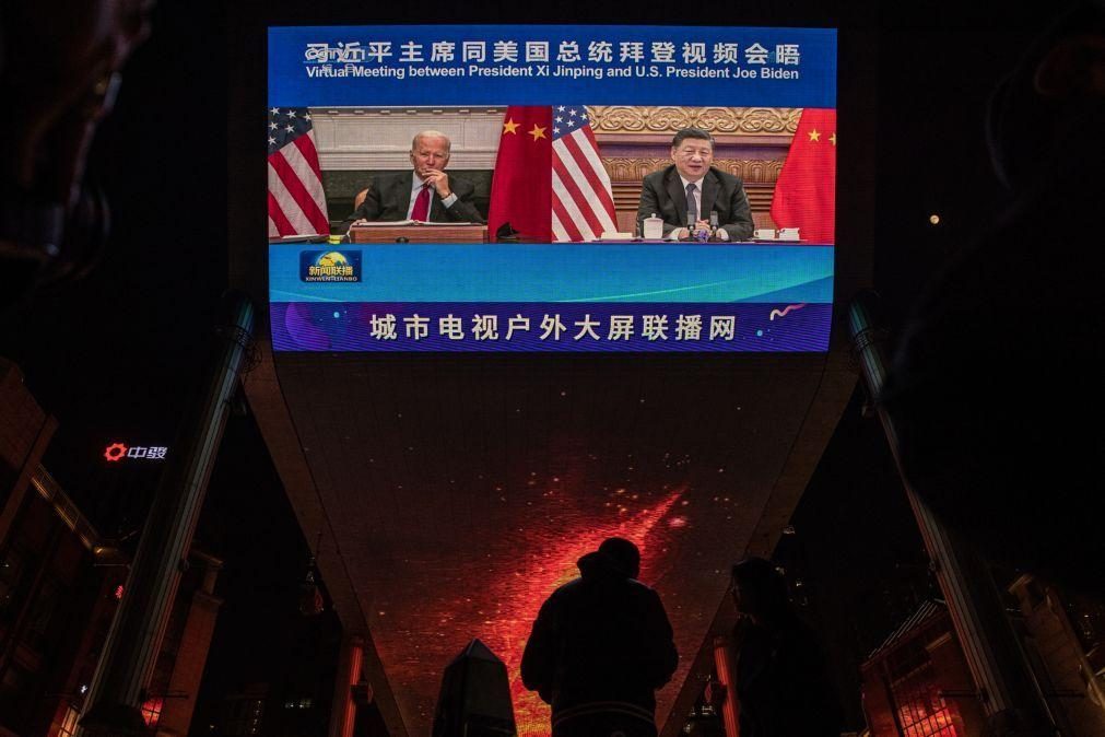 'Media' chineses avançam que Xi avisou Biden para não 