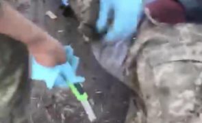 Vídeo horripilante mostra soldado russo a castrar prisioneiro de guerra ucraniano com um x-ato
