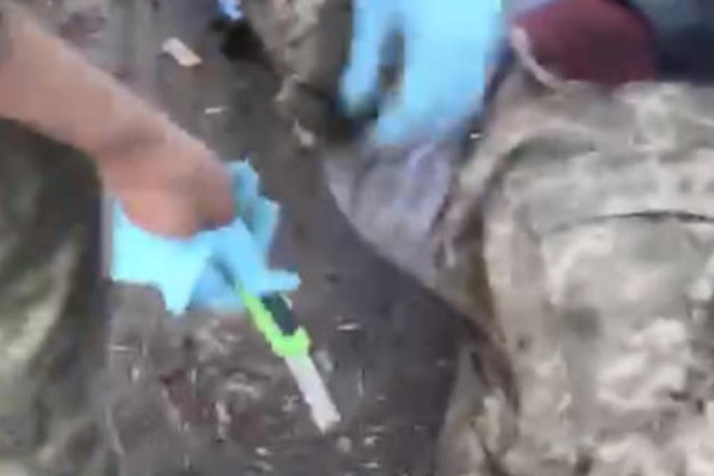 Vídeo horripilante mostra soldado russo a castrar prisioneiro de guerra ucraniano com um x-ato