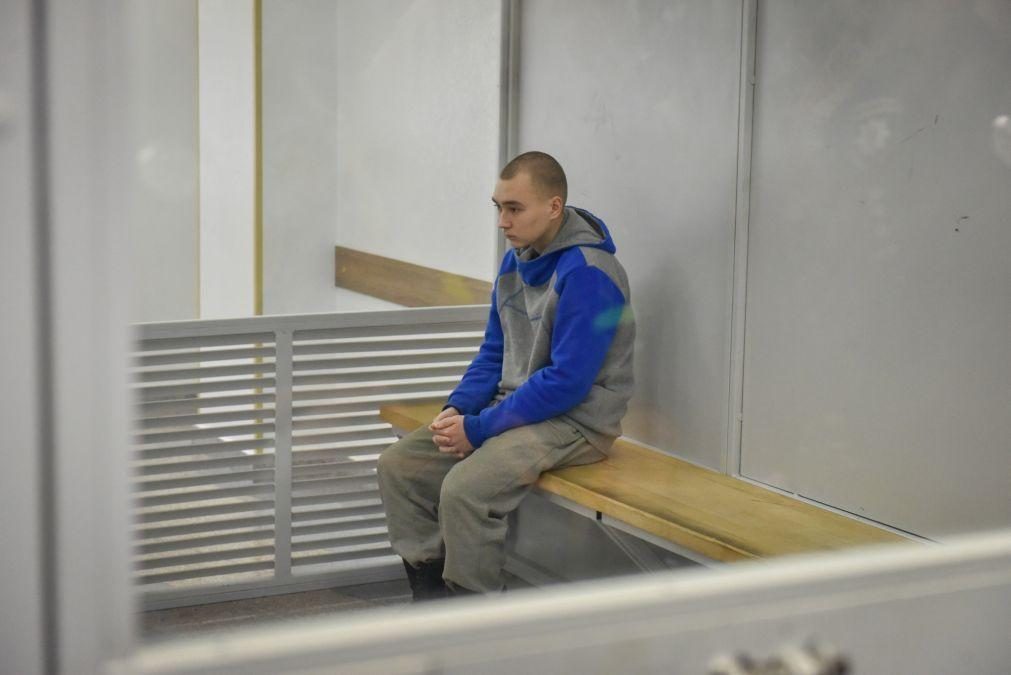 Ucrânia: Primeiro soldado russo condenado a prisão perpétua vê pena reduzida