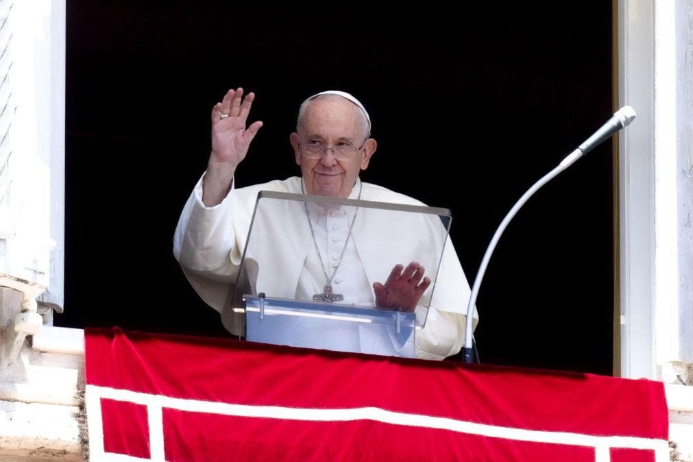 Papa critica a ganância como 