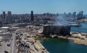 Secção dos silos do porto de Beirute colapsou após incêndio