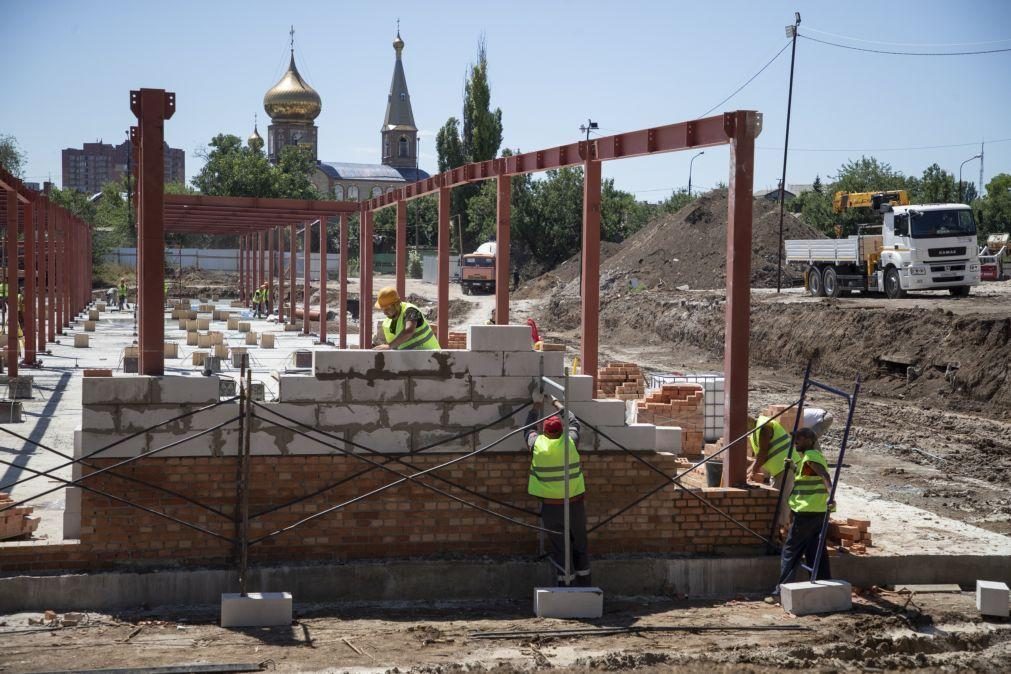 Ucrânia: Rússia quer inaugurar em setembro edifícios reconstruídos em Mariupol