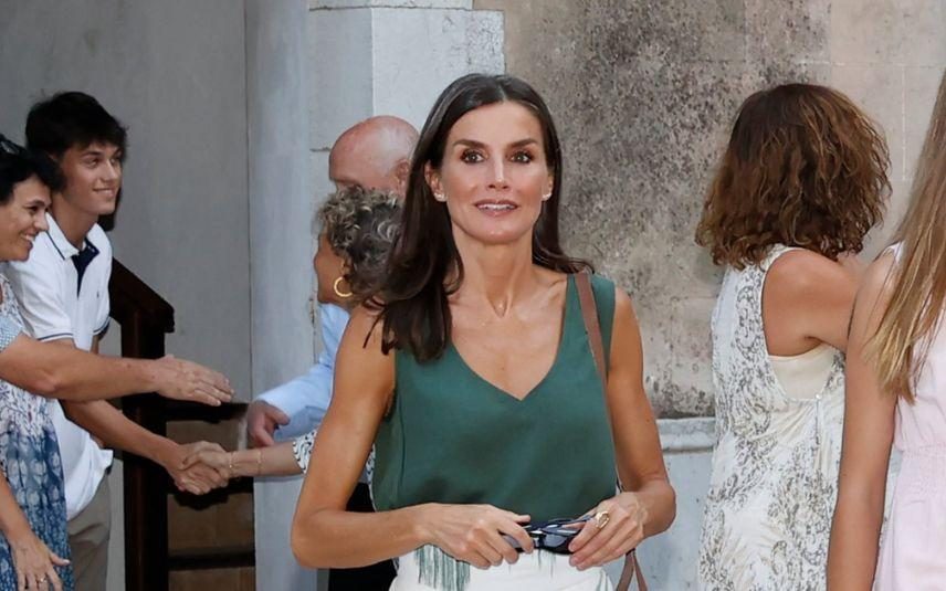 Rainha Letizia põe de lado vestidos e arrasa com saia veranil em Maiorca