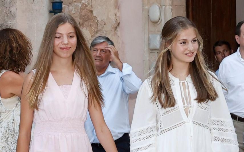 Princesa Leonor e Infanta Sofía encantam com vestidos de verão combinados em Maiorca