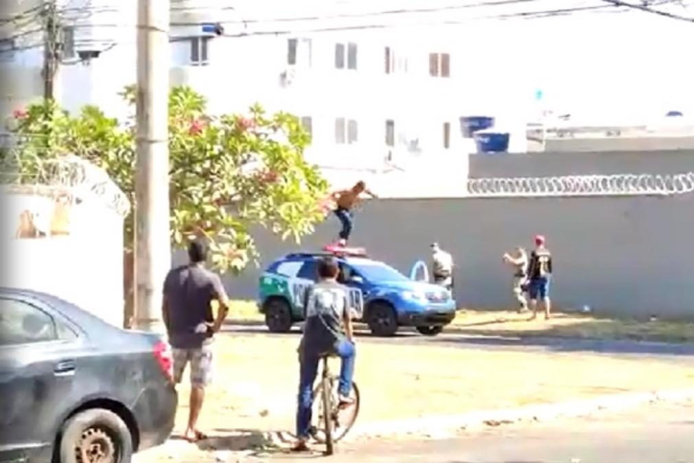 Polícia abate homem que saltou para carro após surto psicótico [vídeo]