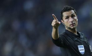 Árbitro Tiago Martins 'assiste' videoárbitro na Supertaça Europeia de futebol