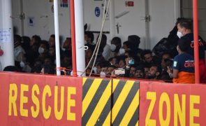 Quase 660 migrantes resgatados no Mediterrâneo vão desembarcar em Itália