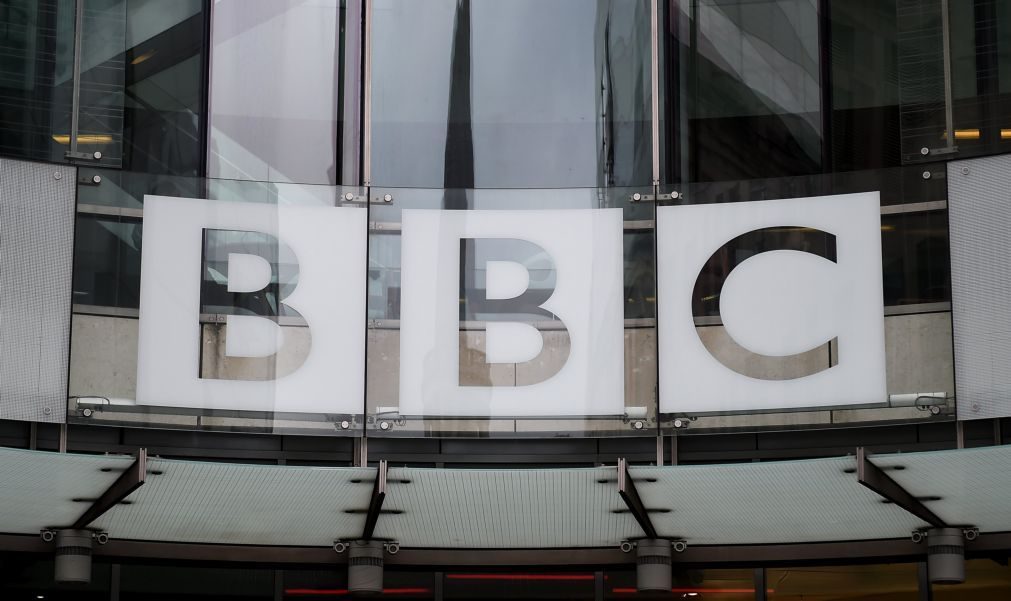 BBC condenada por discriminação salarial por pagar menos 2900 euros a jornalista mulher