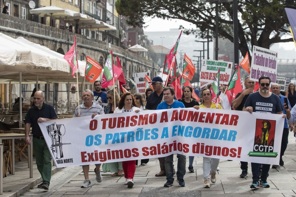 Trabalhadores da restauração e hotelaria exigiram no Porto aumentos salariais