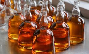 Bruxelas aprova taxa reduzida de imposto de consumo para rum e licor da Madeira